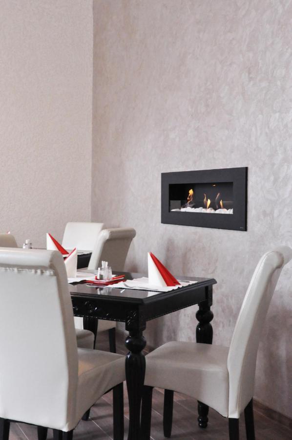 Hotel Mertin Хомутов Экстерьер фото